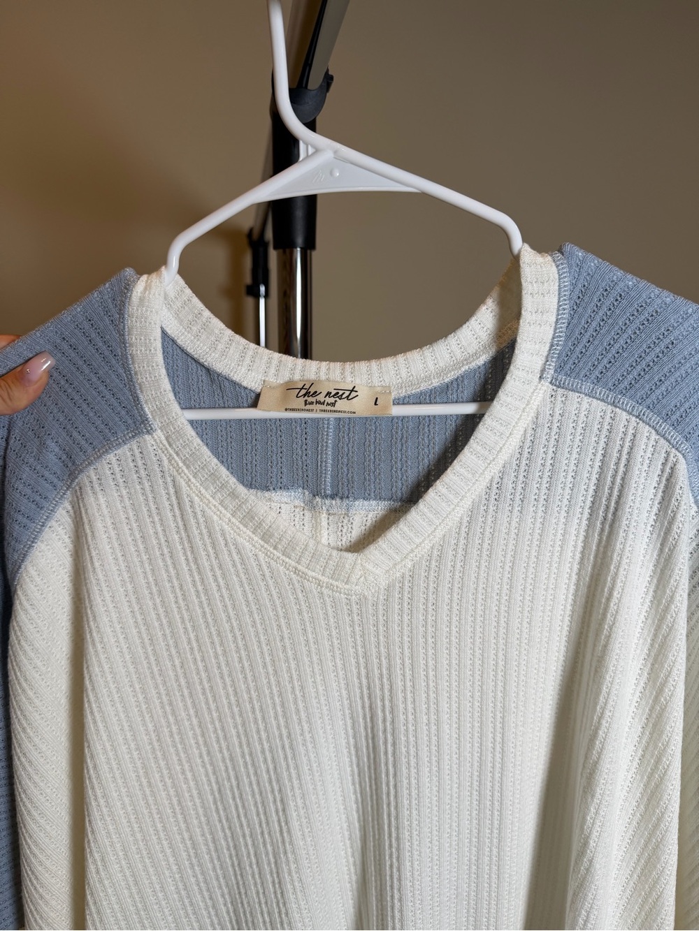 Lightweight Size M NWOT V-Neck Raglan Sweater - White with Light Blue Sleeves - Picture 3 of 3